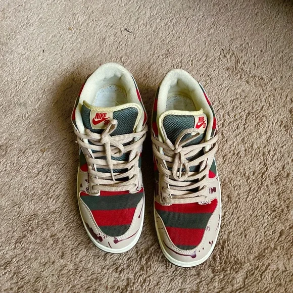 I’m selling sneakers a dunks shoes know as Gucci shoes